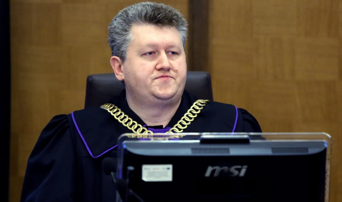 Izba Dyscyplinarna SN zawiesiła w środę warszawskiego sędziego Krzysztofa Chmielewskiego, obniżyła mu też wynagrodzenie o 25 proc. "Dopóki władza ustawodawcza, albo TK, nie uchyli przepisów dotyczących Izby Dyscyplinarnej, do tego momentu przepisy te obowiązują" - wskazano w uzasadnieniu.