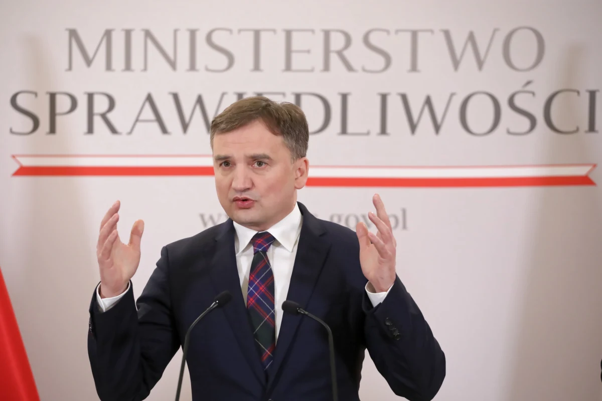 Polska powinna wetować szaleńczy projekt wiceszefa KE Fransa Timmermansa, który w imię ideologicznych założeń, jest gotów poświęcić ludzkie życie, elementarne potrzeby człowieka na rzecz ochrony klimatu. Jesteśmy za ochroną klimatu, ale racjonalną - mówił szef resortu sprawiedliwości Zbigniew Ziobro.