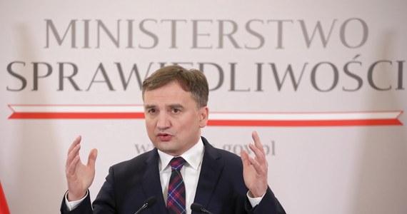 Polska powinna wetować szaleńczy projekt wiceszefa KE Fransa Timmermansa, który w imię ideologicznych założeń, jest gotów poświęcić ludzkie życie, elementarne potrzeby człowieka na rzecz ochrony klimatu. Jesteśmy za ochroną klimatu, ale racjonalną - mówił szef resortu sprawiedliwości Zbigniew Ziobro.