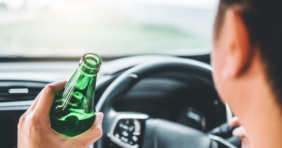 Dwie osoby uniemożliwiły jazdę kierowcy, który miał pić alkohol podczas jazdy autostradą A2. "Po zatrzymaniu przez policjantów okazało się, że mężczyzna ma ponad 2 promile alkoholu w organizmie" - podała kom. Magdalena Studniarek z policji w Skierniewicach (woj. łódzkie).