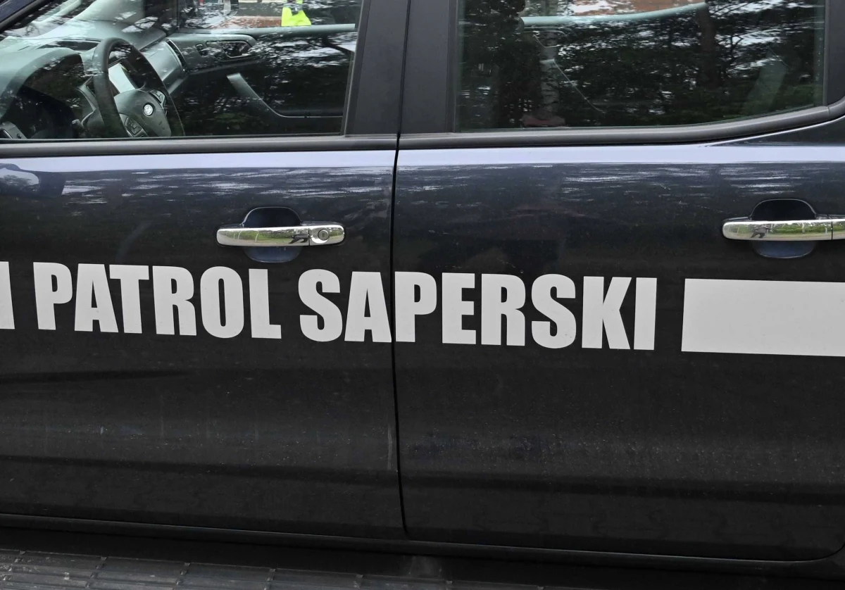 Informacja o podłożeniu ładunku wybuchowego w samochodzie zaparkowanym przed komendą - takie zgłoszenie wpłynęło do otwockich policjantów w środowe przedpołudnie. Mimo akcji saperów komendy nie ewakuowano.