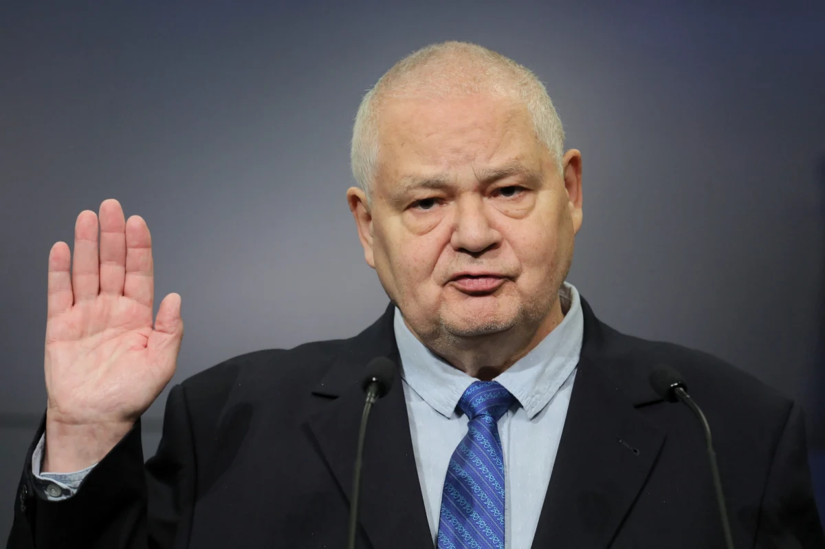 Przewidywania wskazują, że inflacja osiągnie swój maksymalny poziom, ponad 8 proc., w połowie tego roku. Wcześniej, bo w pierwszym kwartale, inflacja przejściowo zmaleje - mówił podczas konferencji prasowej prezes Narodowego Banku Polskiego Adam Glapiński. Zapowiedział też, że będzie namawiał Radę Polityki Pieniężnej do jeszcze jednej podwyżki stóp procentowych - o 50 punktów bazowych. Po takiej zmianie stopa referencyjna byłaby na poziomie 2,75 proc. - najwyższa od 2013 roku. 