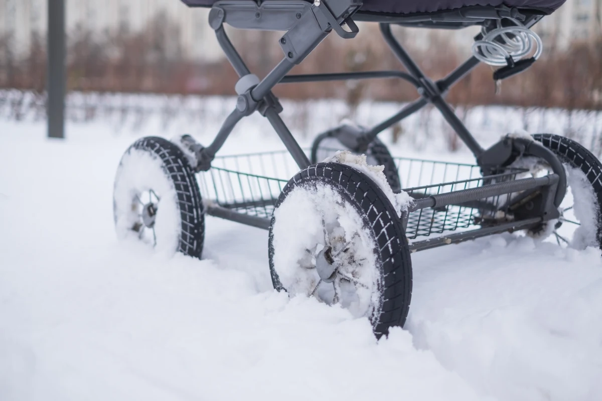 Nieprzytomna 33-latka mając około 3 promile alkoholu w organizmie leżała z kilkumiesięcznym dzieckiem na ulicy na warszawskim Wilanowie. Do zdarzenia doszło w niedzielę. Kobiecie grozi do 5 lat więzienia. 