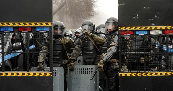 Demonstranci, którzy od dwóch dni gwałtownie protestują w Kazachstanie m.in. przeciwko podwyżce cen gazu LPG do aut, przejęli lotnisko w Ałmaty. Wszystkie loty z i do tego miasta czasowo wstrzymano. W wyniku starć w wielu miejscowościach ranni zostali zarówno cywile, jak i policjanci oraz żołnierze. Poinformowano także o zgonach. Lokalna telewizja Mir-24 przekazała, że stan wyjątkowy rozszerzono na cały kraj.  