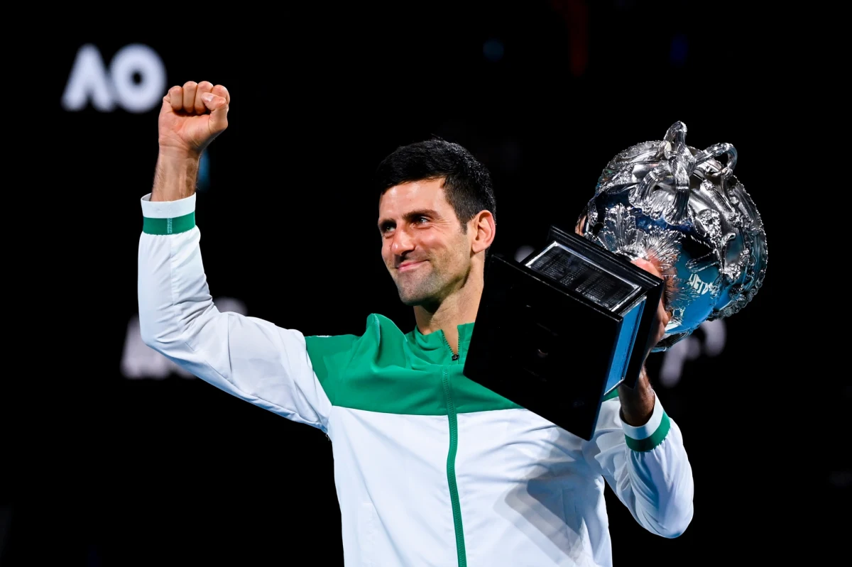 Novak Djokovic najprawdopodobniej nie wystąpi w wielkoszlemowym turnieju Australian Open. Po spędzeniu nocy na lotnisku w Melbourne serbski tenisista nie otrzymał wizy wjazdowej z powodu braku obowiązkowego szczepienia przeciwko Covid-19 i ma zostać deportowany.