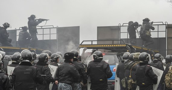 12 funkcjonariuszy zginęło w starciach z protestującymi w Ałmatach – informuje agencja Reuters. Policja informuje, że dziesiątki uczestników zamieszek zostały "wyeliminowane", a ich tożsamość jest identyfikowana - podała agencja informacyjna Interfax. Wcześniej informowano, że liczne oddziały żołnierzy, wspieranych przez kilkanaście transporterów opancerzonych, pojawiły się rano na centralnym placu miasta, gdzie tysiące ludzi protestują przeciwko polityce rządu. Po kilku godzinach starć sytuacja w mieście uspokoiła się.