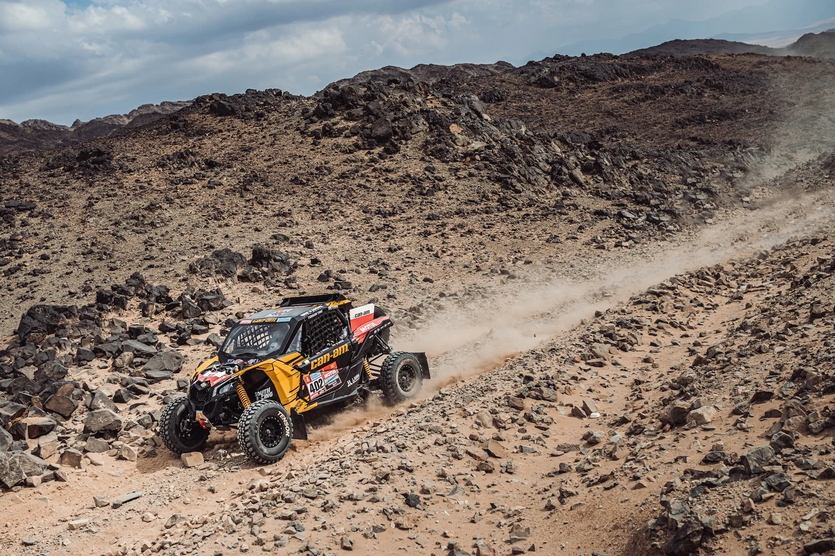 Po karach dla dwóch czołowych załóg Michał Goczał i Szymon Gospodarczyk zostali zwycięzcami 4. etapu Rajdu Dakar w kategorii lekkich pojazdów UTV. Problemy z okiem ma Aron Domżała i nie wiadomo, jak długo będzie mógł kontynuować jazdę.