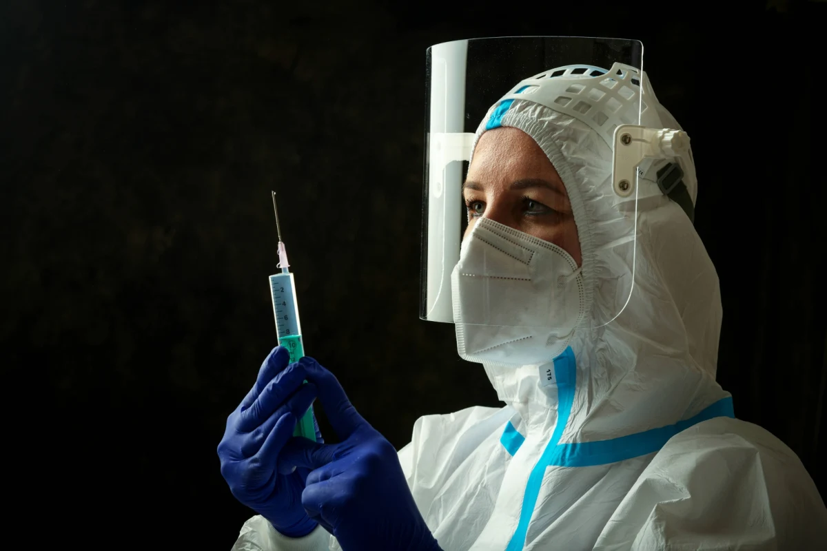 Zidentyfikowano kolejne "słabe strony" wirusa grypy, co oznacza, że powstać może uniwersalna szczepionka przeciwko wirusowi. Taka, której nie trzeba powtarzać co roku, mimo częstych mutacji patogenu - informuje „Nature”.