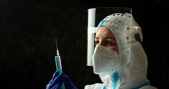 Zidentyfikowano kolejne "słabe strony" wirusa grypy, co oznacza, że powstać może uniwersalna szczepionka przeciwko wirusowi. Taka, której nie trzeba powtarzać co roku, mimo częstych mutacji patogenu - informuje „Nature”.