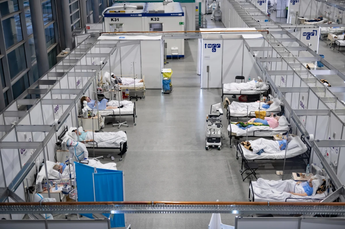 Część pacjentów, którzy Covid-19 mają za sobą, trafia do szpitala z powodu powikłań. Najczęściej są to osoby, które ciężko przeszły zakażenie. "Krytycznie brakuje łóżek dla pacjentów, którzy są ozdrowieńcami, ale wymagają dalszego leczenia" - mówi RMF FM Marcin Jędrychowski, dyrektor Szpitala Uniwersyteckiego w Krakowie. 