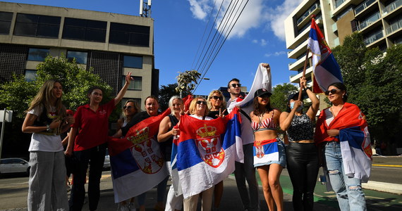 Novak Djoković przeżywa niewiarygodną historię od czasu przylotu do Melbourne na wielkoszlemowy turniej Australian Open. Słynny tenisista wciąż nie otrzymał pozwolenia na opuszczenie lotniska. Lokalne media podają, że trafił do hotelu dla uchodźców, w którym panują fatalne warunki.