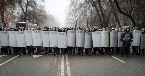 Żołnierze strzelają do protestujących w Ałmatach – przekazała w czwartek rosyjska agencja TASS. W Kazachstanie od kilku dni trwają gwałtowne protesty w największych miastach, które są spowodowane podwyżką cen gazu LPG. Według oficjalnych informacji zginęło 12 funkcjonariuszy.