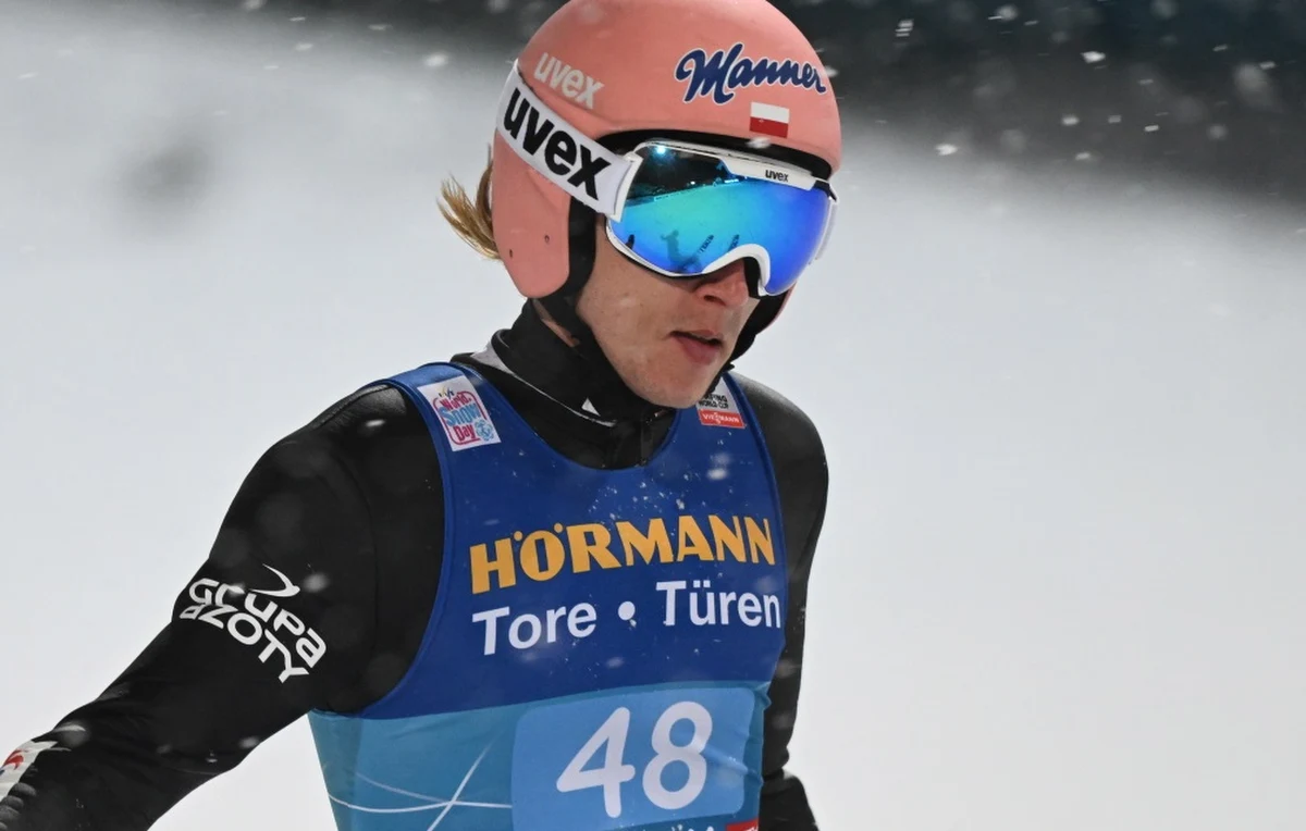 Lider Turnieju Czterech Skoczni, Japończyk Ryoyu Kobayashi, podobnie jak wczoraj wygrał kwalifikacje przed dzisiejszym, finałowym konkursem w austriackim Bischofshofen. Do konkursu awansowało trzech Polaków, a najlepszym z nich był Dawid Kubacki, który zajął 10. miejsce. W pierwszej serii w systemie KO dojdzie do bratobójczego pojedynku Kubackiego z Piotrem Żyłą. Początek rywalizacji o 17.30. 