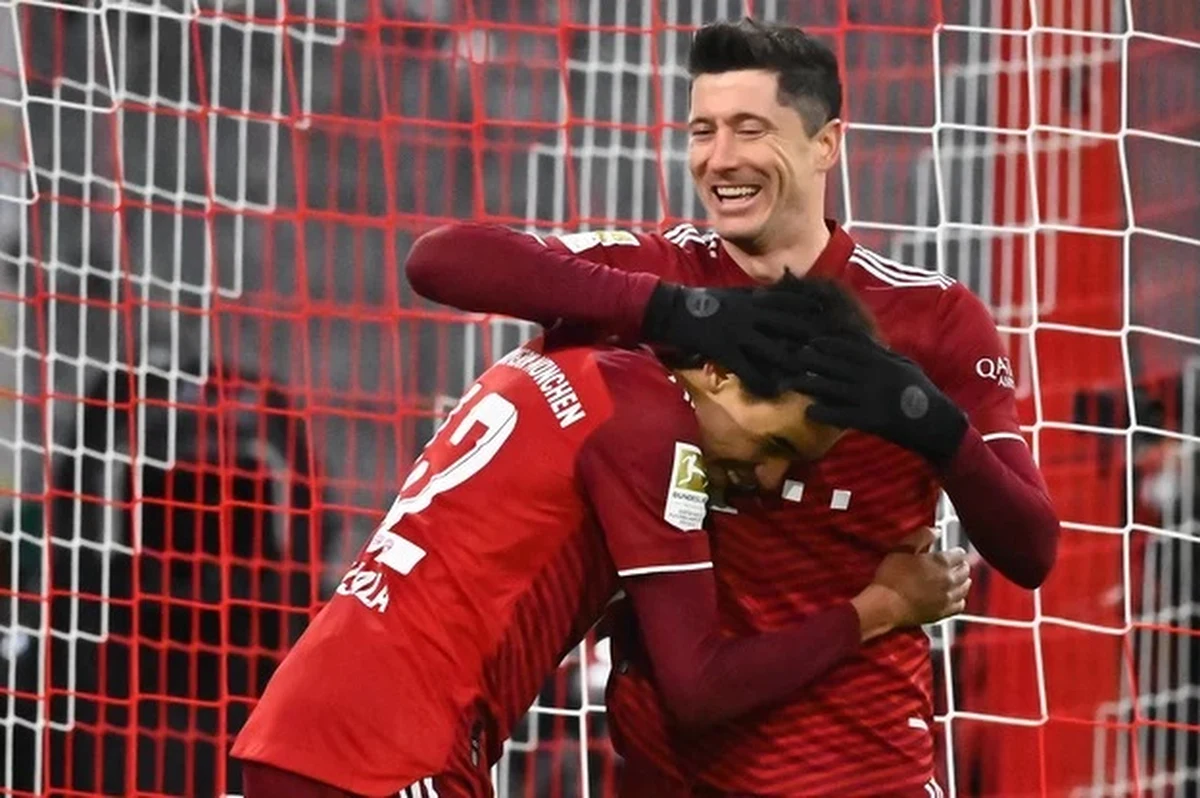 Bayern Monachium jest zdziesiątkowany przez pandemię koronawirusa. Mimo to Robert Lewandowski i spółka mają w piątek wznowić rozgrywki Bundesligi. Pierwszym rywalem Bawarczyków po świątecznej przerwie będzie Borussia Moenchengladbach. Wiele wskazywało, że mecz może zostać odwołany, ale jak na razie nie podjęto takiej decyzji.