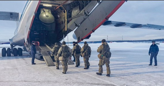 Wojskowe samoloty transportowe Rosji przerzuciły do Kazachstanu pierwsze oddziały rosyjskich "sił pokojowych" - poinformował resort obrony Rosji.