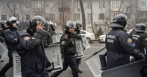 Po tym jak część kazachskiego społeczeństwa wyszła na ulice, początkowo w pokojowych protestach sprzeciwiając się rosnącym cenom ciekłego gazu, do kraju wezwano sojusznicze wojska Organizacji Układu o Bezpieczeństwie Zbiorowym, czyli m.in. rosyjskie i białoruskie siły zbrojne. Protesty przerodziły się bowiem w zamieszki, a zamieszki, jak informuje miejscowa władza - w akty terroru.