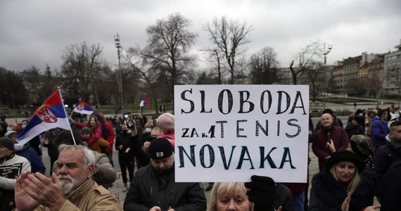 W Belgradzie i Melbourne dochodzi do protestów w sprawie Novaka Djokovicia. Znakomity serbski tenisista został zatrzymany po przylocie do Australii i oczekuje na rozprawę w sprawie wizy. Djoković chce wystąpić w Australian Open mimo braku szczepienia na koronawirusa.