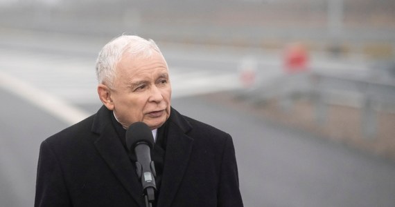 1200 zł miesięcznie - tyle, jak informuje "Fakt", może stracić na "Polskim Ładzie" Jarosław Kaczyński, prezes Prawa i Sprawiedliwości i wicepremier ds. bezpieczeństwa. Jego miesięczna pensja wynosi około 18 tys. zł brutto, a emerytura - 7 tys. zł brutto.