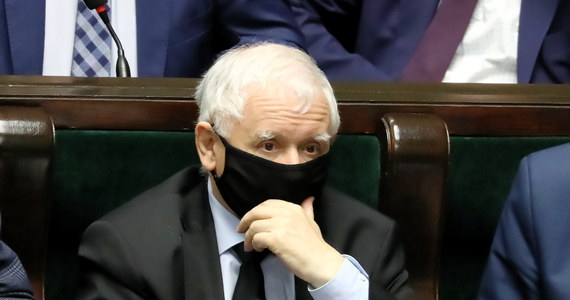"Żaden Pegasus, żadne służby, żadne jakieś tajnie pozyskane informacje nie odgrywały w kampanii wyborczej w roku 2019 jakiejkolwiek roli" – zapewnił w rozmowie z tygodnikiem "Sieci" wicepremier ds. bezpieczeństwa i lider Prawa i Sprawiedliwości Jarosław Kaczyński. "Pegasus to program, po który sięgają służby zwalczające przestępczość i korupcję w wielu krajach. Źle by było, gdyby polskie służby nie miały tego typu narzędzia" – dodał. 