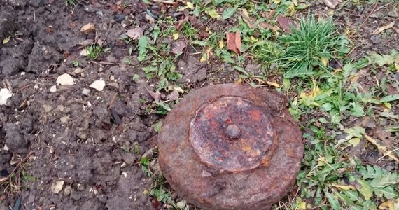Skorodowaną minę przeciwpancerną znaleziono w Szczebrzeszynie w województwie lubelskim. Niewybuch został wykopany na prywatnej posesji podczas prac porządkowych. Na miejsce zostali wezwani policjanci, którzy zabezpieczali znalezisko do czasu przyjazdu saperów.