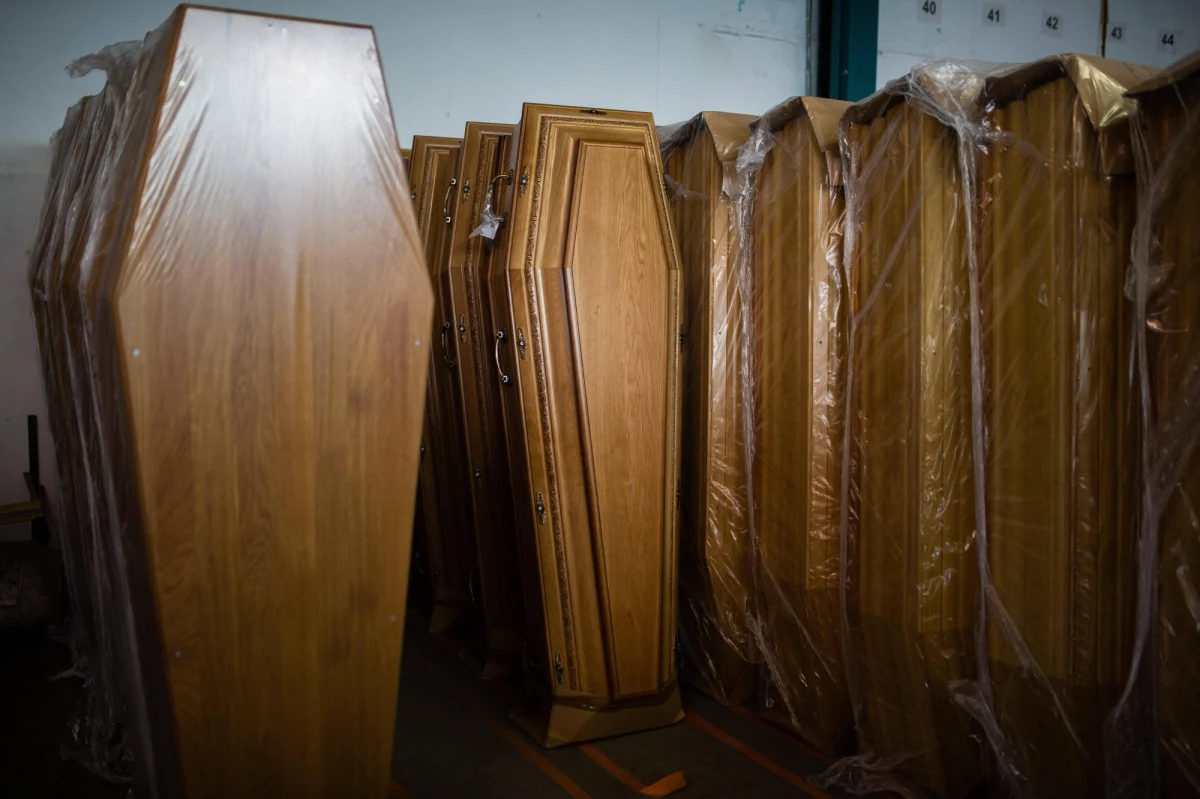 ​Próba wyłudzenia podatku VAT z trumnami w tle. Śląska policja rozbiła szajkę, która chciała wyłudzić pieniądze, sprzedając trumny. Zarzuty usłyszało 9 osób. Do sądu skierowano w tej sprawie akt oskarżenia.