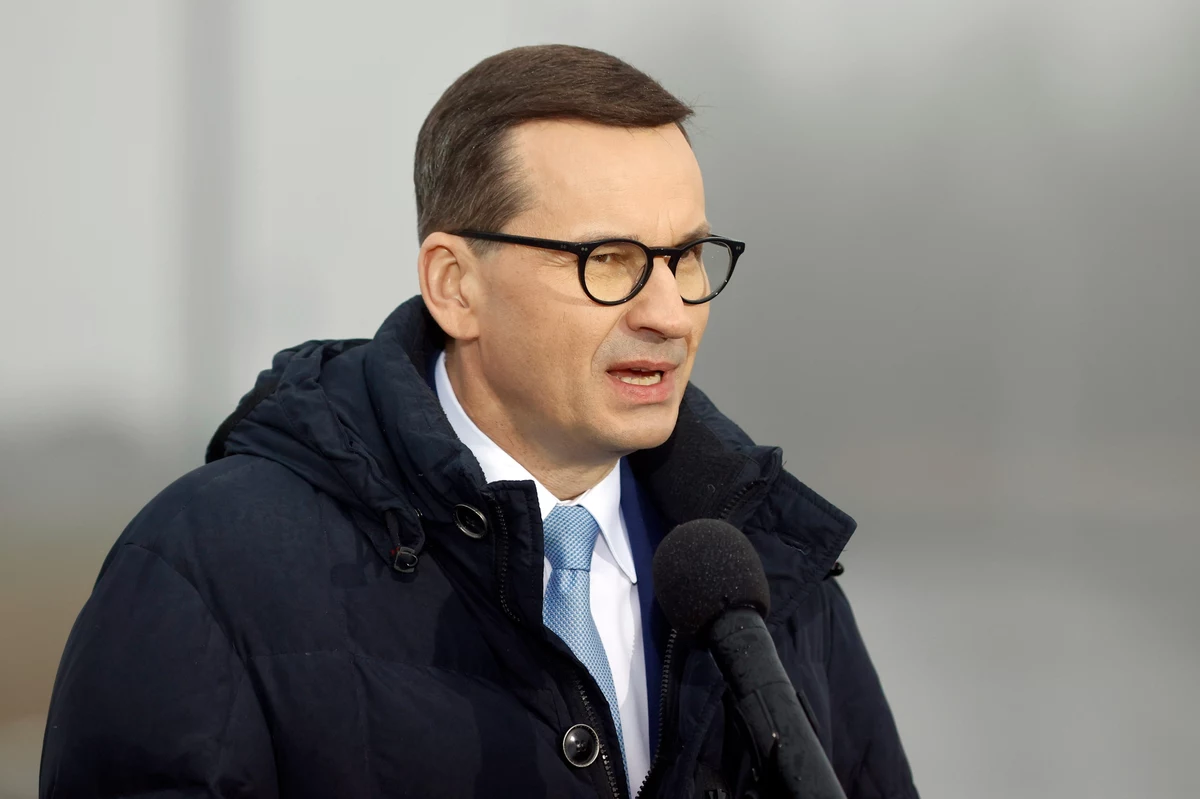 "Zdecydowałem, że obniżymy stawkę VAT na paliwa z 23 proc. na 8 proc., co przełoży się na obniżkę ceny litra benzyny i diesla na stacji od 60 do 70 groszy" – powiedział premier Mateusz Morawiecki w wywiadzie dla Interii. Szef polskiego rządu mówił też m.in. o błędach w Polskim Ładzie, a także cenach prądu i gazu.