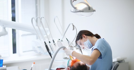 ​Dentystka z Olsztyna stanie przed sądem za to, że w dokumentacji medycznej pacjentów zapisywała usługi, których nie wykonała, a za które płacił jej NFZ. Brała też od pacjentów pieniądze za usługi opłacane przez Fundusz. Kobiecie przedstawiono 130 zarzutów - poinformowała policja.