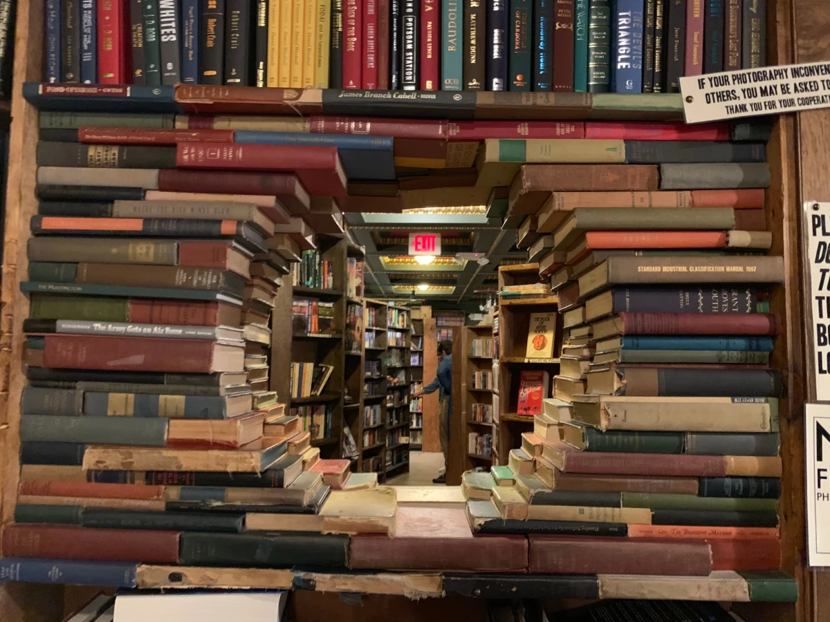 ​W Poznaniu stanęły pierwsze książkomaty Biblioteki Raczyńskich. Urządzenia instalowane są tam, gdzie poznaniacy mają gorszy dostęp do bibliotek. Czytelnicy będą mogli z nich korzystać prawdopodobnie za dwa miesiące.