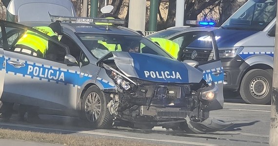 Zderzenie policyjnego radiowozu z autem osobowym na ul. Chorzowskiej w Katowicach. Informację i zdjęcie z miejsca zdarzenia dostaliśmy na Gorącą Linię RMF FM. 