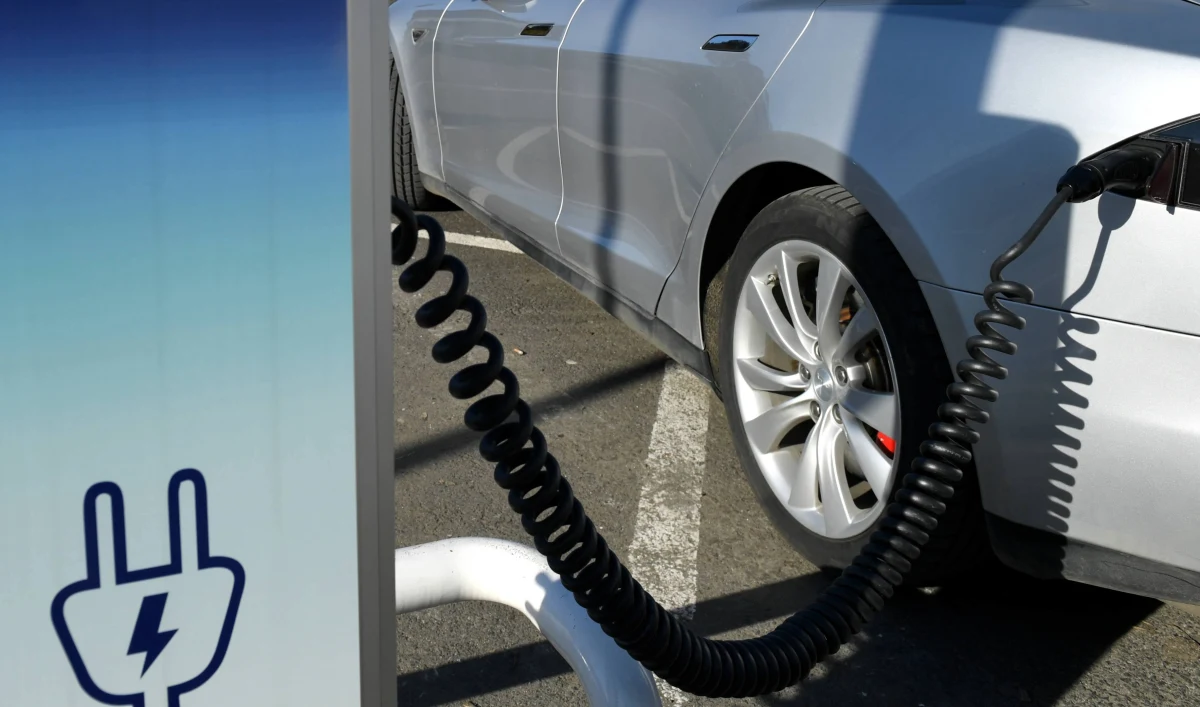 Masz lub planujesz kupić samochód elektryczny i podróżujesz autostradami albo drogami ekspresowymi? Generalna Dyrekcja Dróg Krajowych i Autostrad ma dobre informacje: w 2022 roku powstaną 44 nowe stacje do ładowania "elektryków".