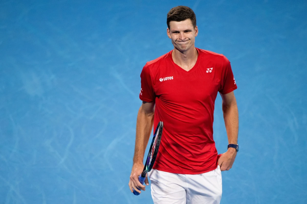 Polscy tenisiści przegrywają z Hiszpanami 0:2 w półfinale turnieju ATP Cup w Sydney i stracili szansę na zwycięstwo w całym meczu. Hubert Hurkacz uległ Roberto Bautiście Agutowi 6:7 (6-8), 6:2, 6:7 (5-7), a wcześniej Jan Zieliński nie sprostał Pablo Carreno Buście 2:6, 1:6.