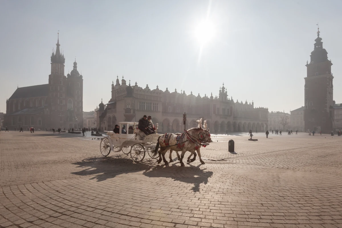 ​W październiku i listopadzie powietrze w Krakowie było dobrej jakości, bez średniodobowych przekroczeń pyłu PM10. W grudniu powrócił smog - przekroczenia dobowych stężeń PM10 odnotowano w czasie czterech dni - wynika z informacji przekazanych przez magistrat.