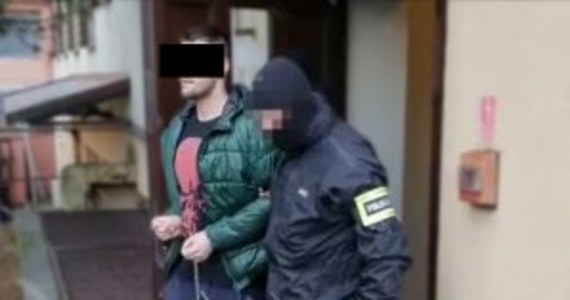 ​Sąd aresztował 25-latka i 26-latka, stawiając im zarzuty rozboju z użyciem niebezpiecznego narzędzia podczas napadu na stację dystrybucji gazu LPG w Łodzi. Mężczyźni - po sterroryzowaniu nożem pracownika - ukradli 3,4 tys. zł - podała Katarzyna Zdanowska z biura prasowego łódzkiej policji.