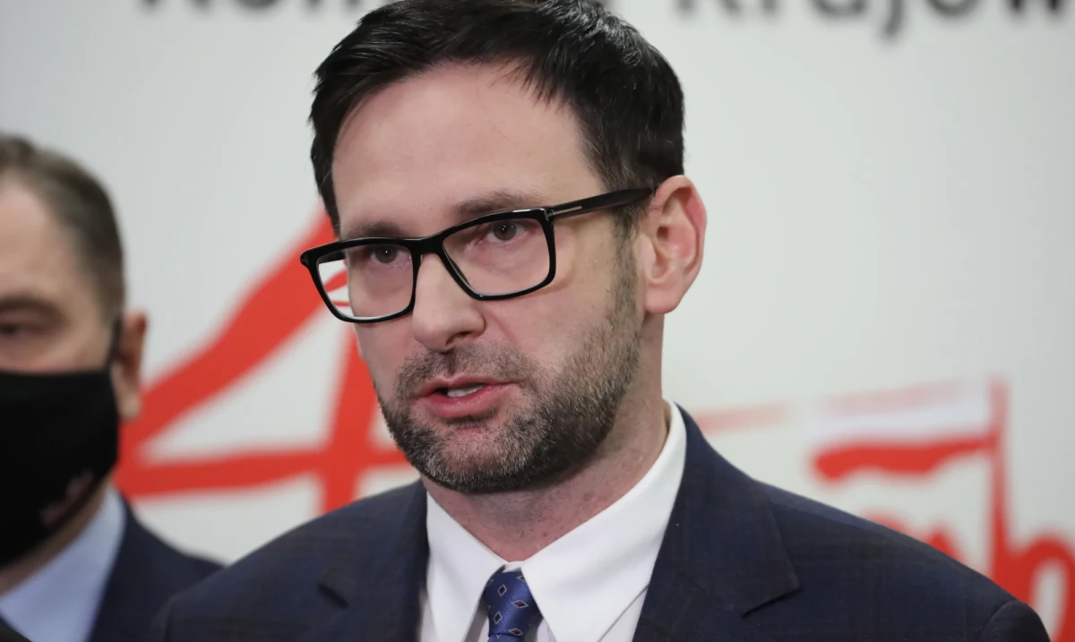 ​Bardzo dobra decyzja rządu pozwoli obniżyć ceny paliw do 5 zł za litr - przekonuje prezes PKN Orlen Daniel Obajtek. Premier Mateusz Morawiecki poinformował dzisiaj, że VAT na paliwa zostanie obniżony z 23 proc. do 8 proc.