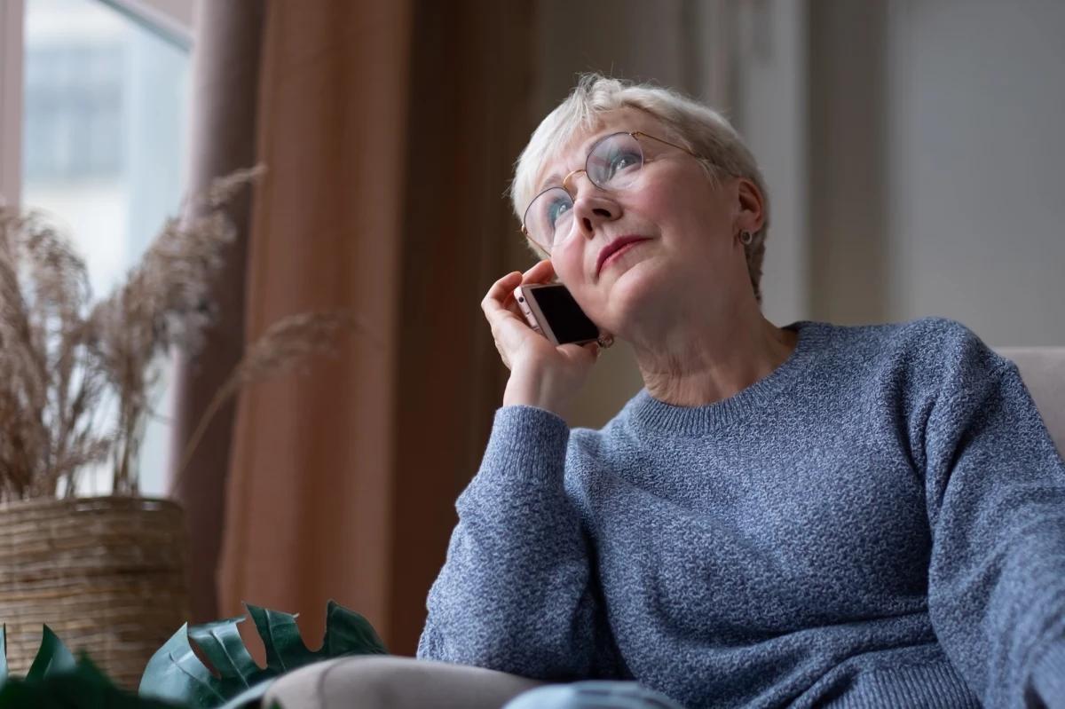 62-letnia kobieta z Siemianowic Śląskich przelała na konta oszustów 180 tys. zł, wierząc, że pomaga w policyjnym śledztwie. Policja nigdy nie dzwoni z takimi prośbami do obywateli - przypominają funkcjonariusze, po raz kolejny apelując do seniorów o czujność i rozwagę.
