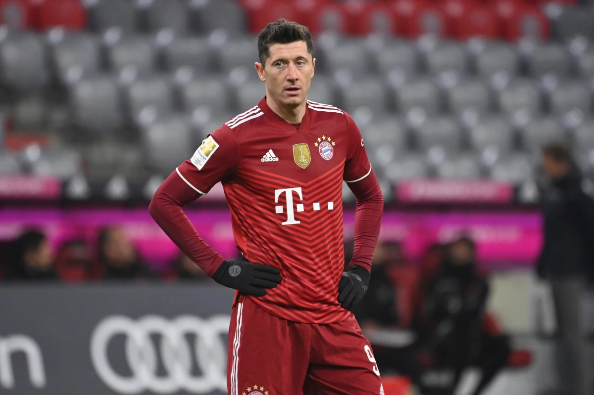 Robert Lewandowski znalazł się w finałowej trójce piłkarzy, którzy mogą zwyciężyć w plebiscycie FIFA The Best - poinformowała Międzynarodowa Federacja Piłkarska. Jego rywalami będą Argentyńczyk Lionel Messi i Egipcjanin Mohamed Salah.