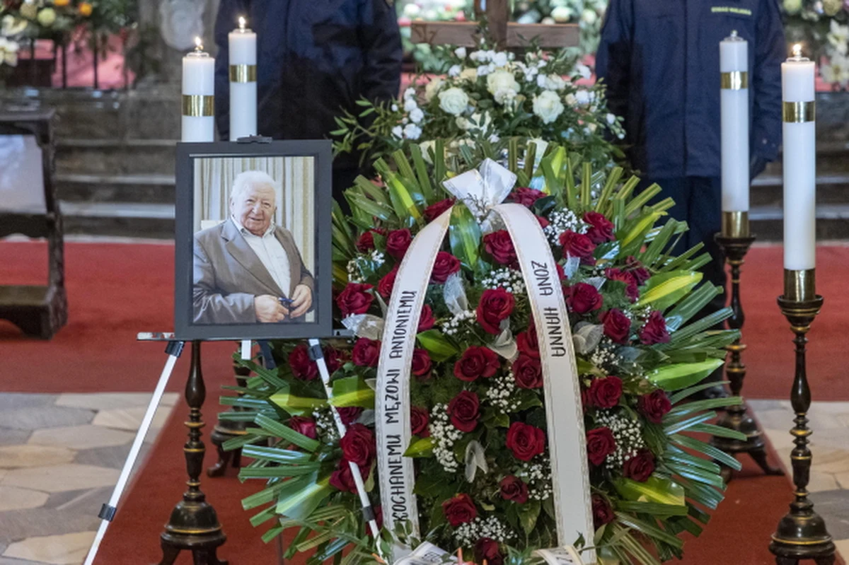 ​Rodzina, przyjaciele, a także przedstawiciele lokalnych władz oraz mieszkańcy pożegnali we Wrocławiu Antoniego Gucwińskiego, wieloletniego dyrektora miejscowego zoo. Gucwiński zmarł 8 grudnia w wieku 89 lat.