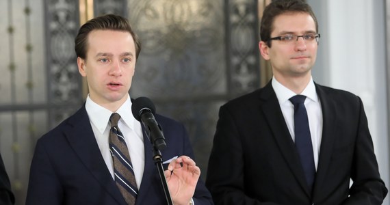 Właściciel serwisu społecznościowego, który ogranicza do niego dostęp do organizacji politycznej, będzie płacił karę do 50 mln zł, nakładaną przez PKW - zakłada projekt koła Konfederacji, przedstawiony w Sejmie. W ostatnich dniach Meta zlikwidowała fanpage partii na Facebooku, tłumacząc to wielokrotnym naruszeniem zasad portalu. 