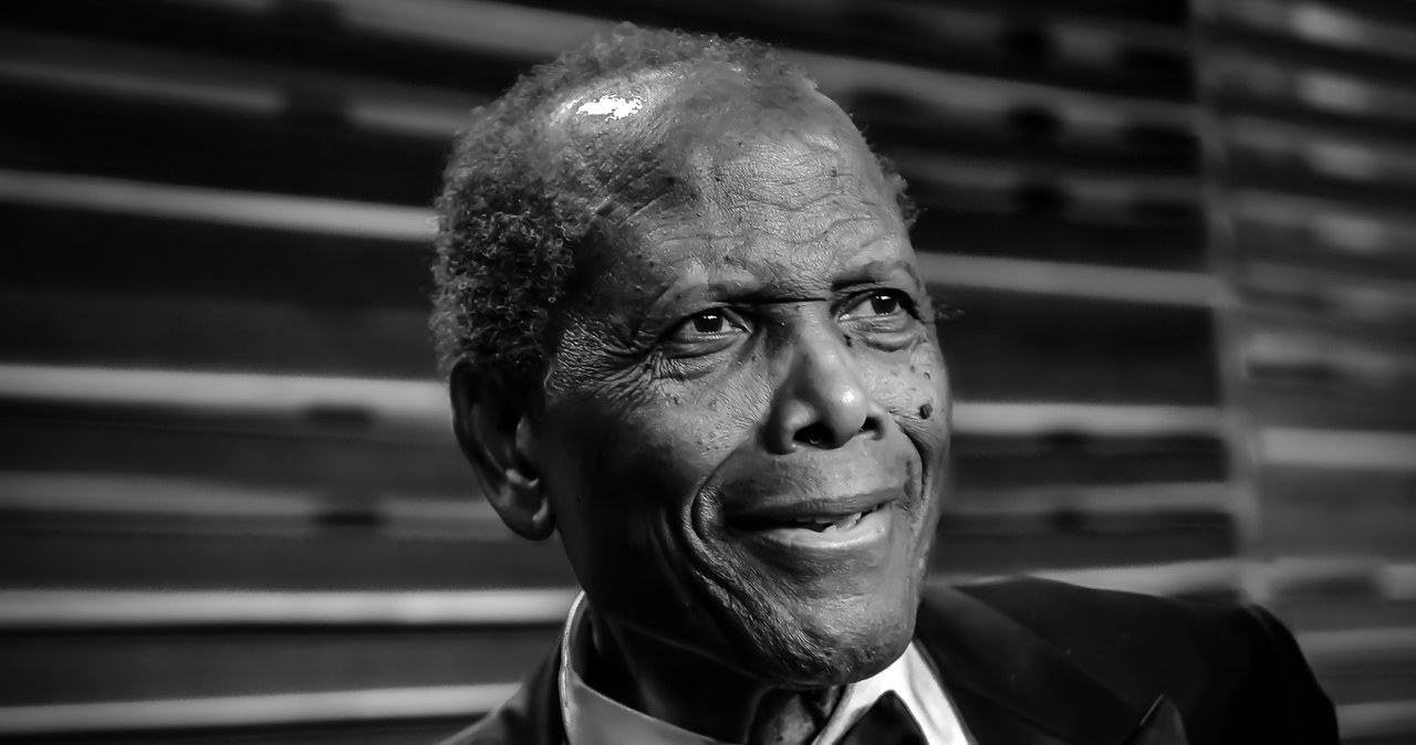 W wieku 94 lat zmarł Sidney Poitier. Legendarny aktor jako pierwszy czarnoskóry aktor otrzymał Oscara dla najlepszego aktora. Największą popularność przyniosły mu filmy "Zgadnij, kto przyjdzie na obiad", "W upalną noc" czy "Polne lilie". Poitier aktywnie walczył z dyskryminacją rasową.  