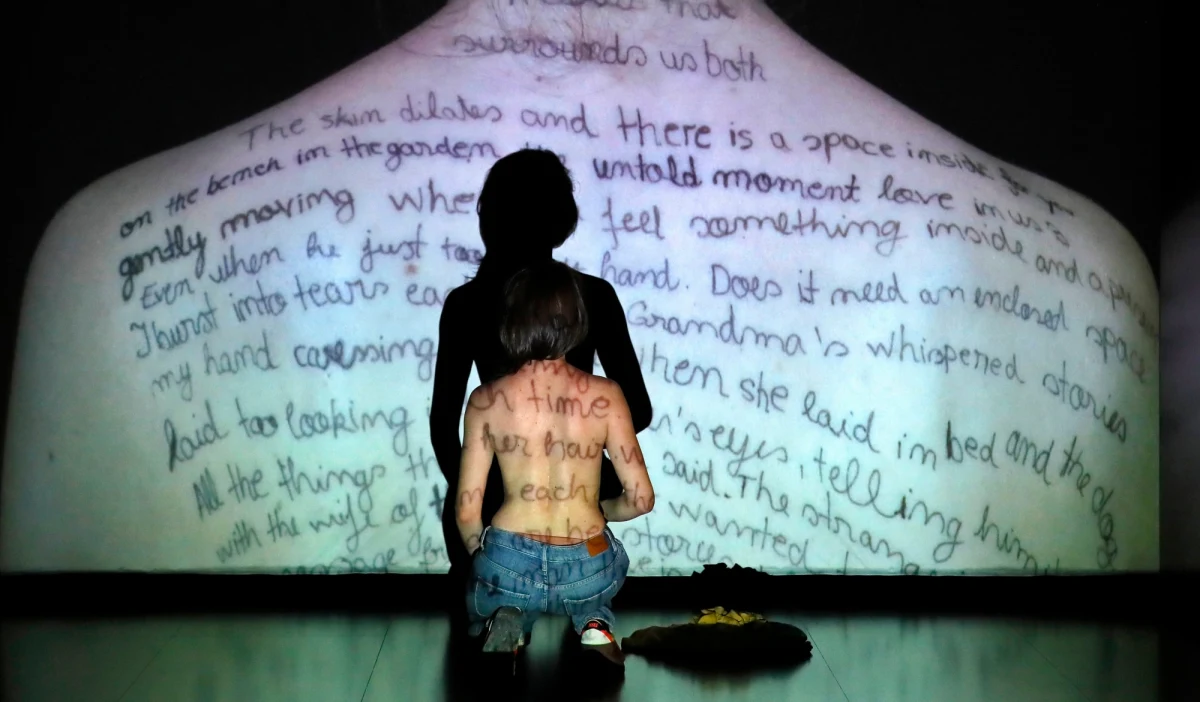 Rząd Irlandii zdecydował wypłacać rodzimym artystom dochód podstawowy przez następne trzy lata w związku z ograniczeniem ich działalności z powodu epidemii Covid-19 - podaje serwis informacyjny BBC. 