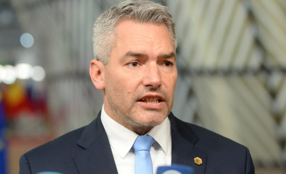 U kanclerza Austrii Karla Nehammera stwierdzono pozytywny wynik testu na obecność Covid-19. Nehammer wrócił z urlopu we wtorek i jeszcze w środę po południu wykonał rutynowy test PCR, którego wynik był negatywny - informuje portal Vienna.at. 