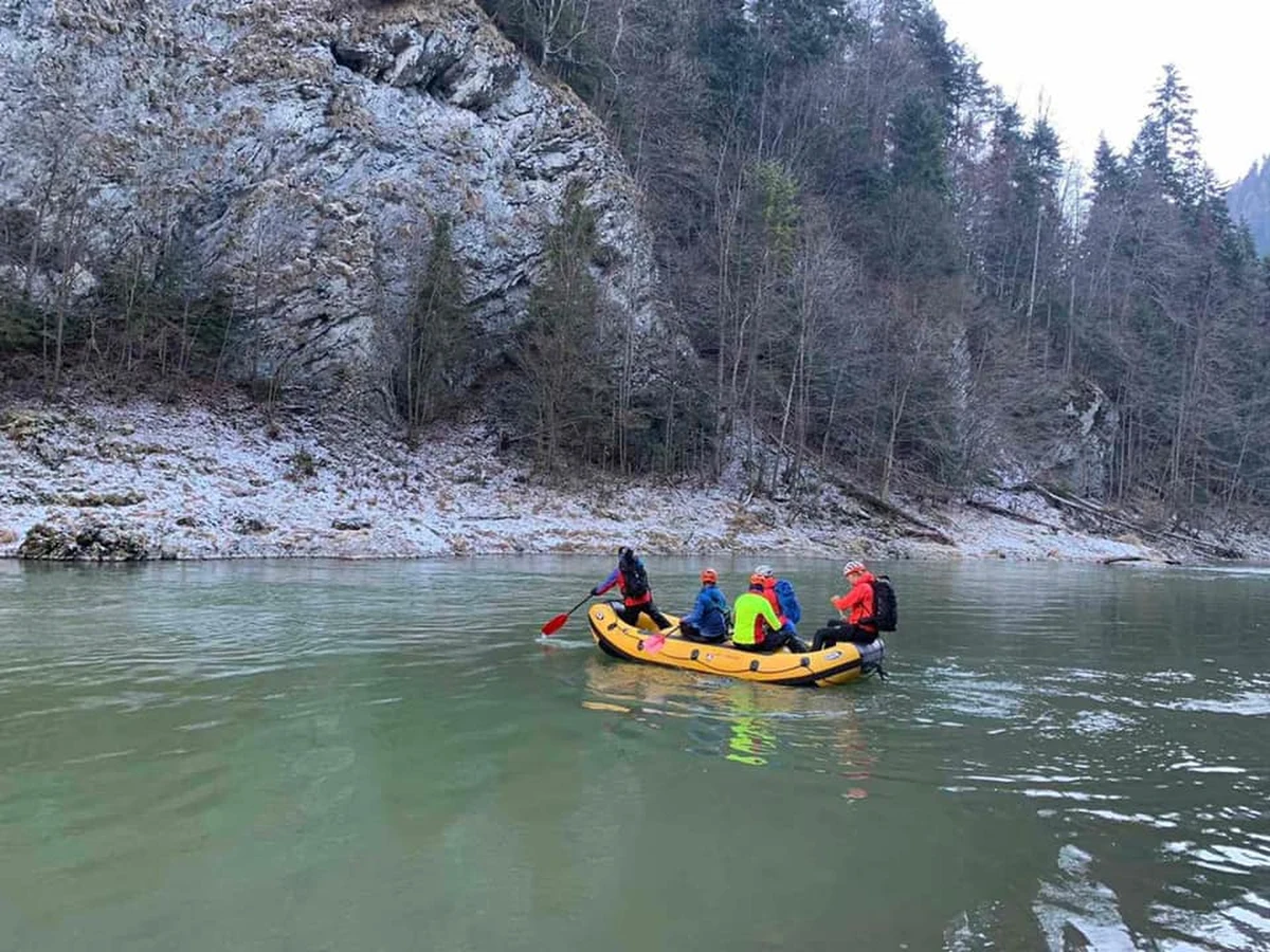 Strażnicy Pienińskiego Parku Narodowego natrafili na ludzkie szczątki w rejonie Sokolicy. Sprawę wyjaśnia policja i prokuratura.