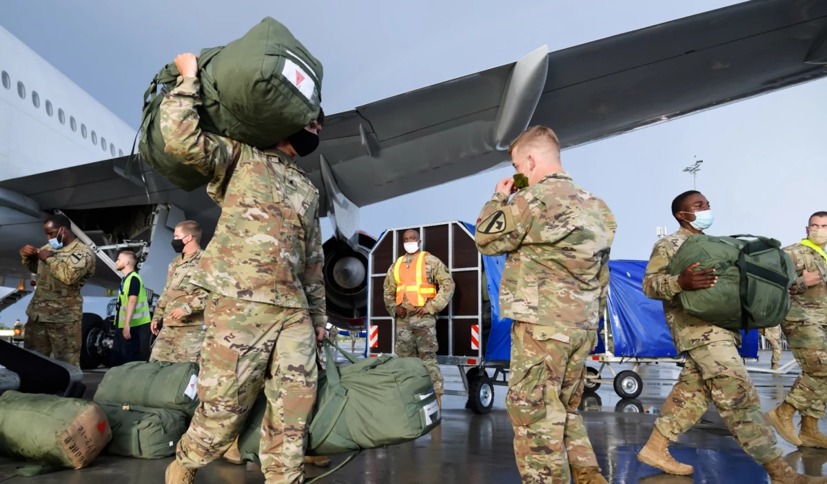 ​Administracja prezydenta USA Joe Bidena byłaby w stanie rozważyć ograniczenie obecności swoich wojsk z flanki wschodniej, m.in. z Polski, jeśli Rosja zdecydowałaby się na "proporcjonalne" działania - informuje NBC News, powołując się na urzędników powiązanych z amerykańską władzą. Informacje NBC po kilku godzinach zdementował chargé d’affaires USA w Polsce Bix Aliu. 