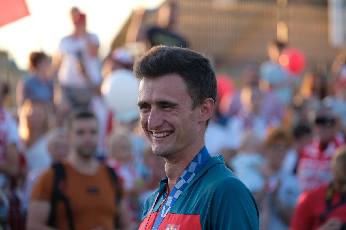Złoty medalista igrzysk olimpijskich z Tokio w chodzie sportowym Dawid Tomala rozpoczął przygotowania do nowego sezonu. Polak w poniedziałek wyrusza na zgrupowanie do Portugalii, gdzie będzie przygotowywał się do drużynowych mistrzostw świata w chodzie, które odbędą się na początku marca. To będzie pierwszy poważny sprawdzian na 35 kilometrów. To nowy dystans, z którym na zawodach jeszcze się nie mierzyłem – przyznaje Dawid Tomala. Lekkoatleta przeszedł niedawno przeszkolenie wojskowe, dzięki któremu może dostać się do Centralnego Wojskowego Zespołu Sportowego. O pójściu w kamasze i przygotowaniach do startów, a także o roli ambasadora Stadionu Śląskiego z Dawidem Tomalą rozmawiał Wojciech Marczyk z redakcji sportowej RMF FM.