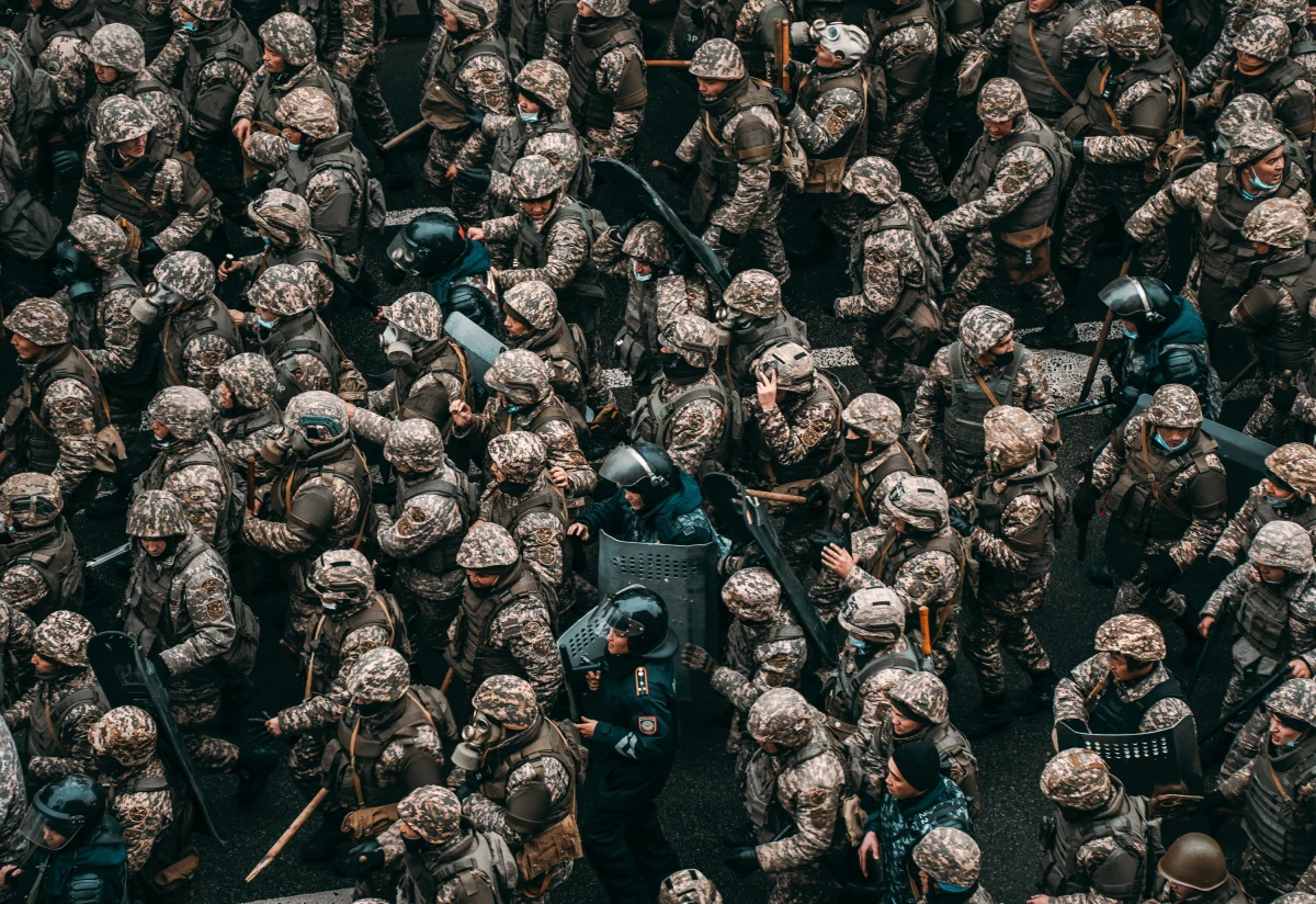 Wśród ponad 4 tys. osób zatrzymanych w czasie zamieszek w Kazachstanie są cudzoziemcy - poinformowało ministerstwo spraw wewnętrznych tego kraju. Prezydent Kasym-Żomart Tokajew pozwolił policji i żołnierzom strzelać bez ostrzeżenia, by położyć kres obecnym niepokojom. Ze względu na wiele ofiar starć 10 stycznia ogłoszono dniem żałoby narodowej. Służba prasowa Komitetu Bezpieczeństwa Narodowego Kazachstanu przekazała z kolei, że aresztowano byłego szefa instytucji Karyma Masymowa z powodu podejrzeń o zdradę stanu.