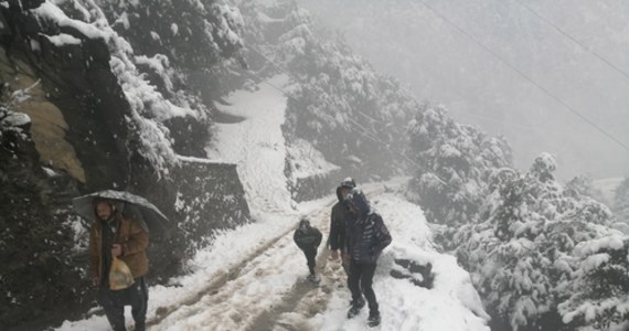 Co najmniej 22 osoby zginęły w Pakistanie w pobliżu miasta Murree. Ofiary zostały uwięzione w samochodach przez opady śniegu. Turyści, którzy tłumnie chcieli na własne oczy zobaczyć prawdziwą zimę, zamarzali w swoich samochodach.