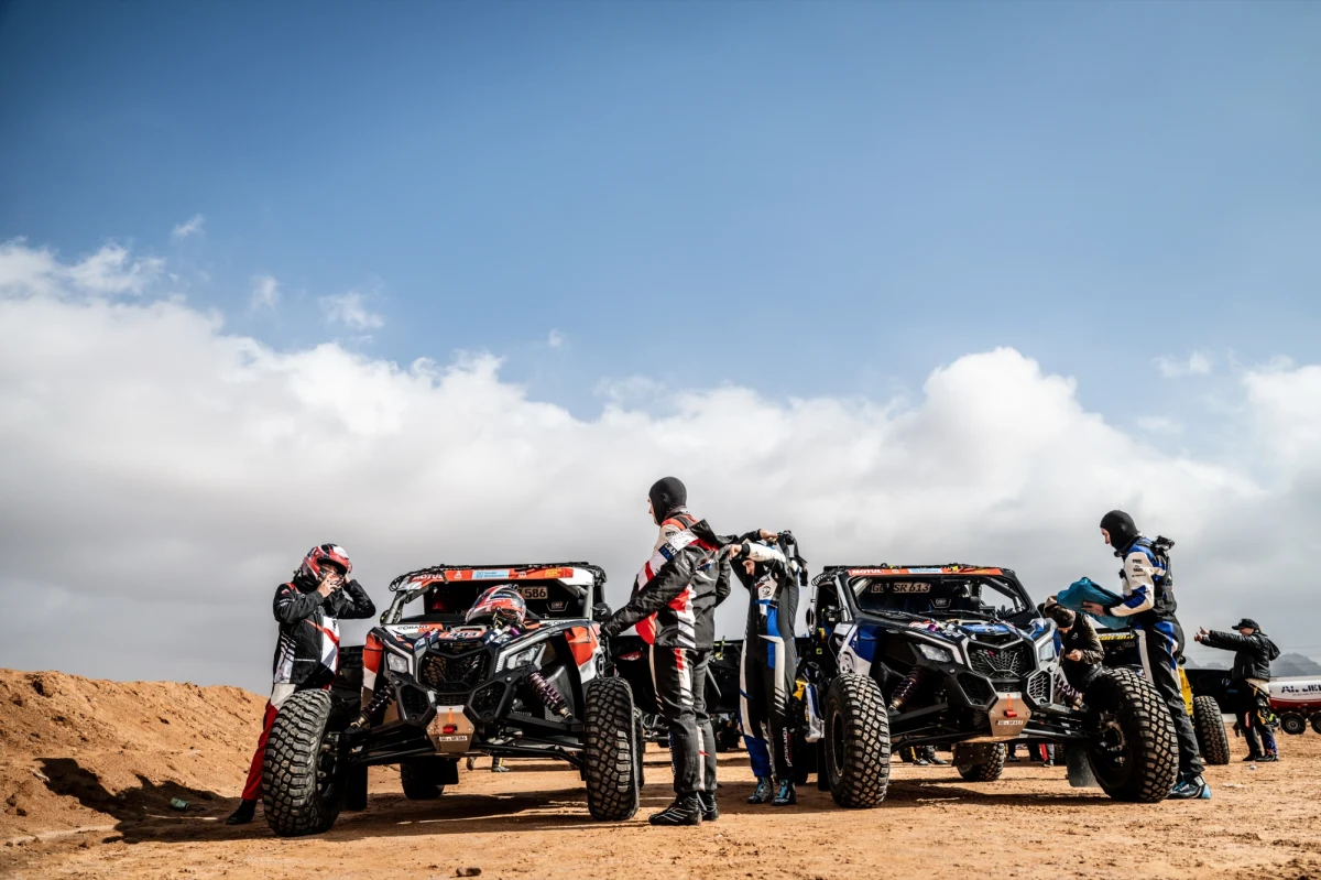 Za nami pierwszy tydzień Rajdu Dakar 2022. Zawodnicy przejechali już siedem odcinków specjalnych w ramach sześciu etapów. W dniu przerwy, który załogi spędzają w Rijadzie, Michał Goczał i Szymon Gospodarczyk zajmują trzecie miejsce w klasyfikacji generalnej klasy SSV, zaś Marek Goczał i Łukasz Łaskawiec plasują się na pozycji szóstej. Te miejsca w żadnym stopniu nie oddają ich tempa w tym rajdzie.