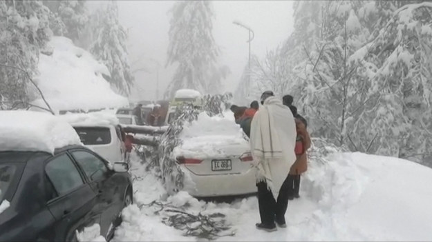 Śnieg zasypał drogę w pobliżu Murree, miasta w północnym Pakistanie. Według informacji tamtejszych służb zginęły 22 osoby. Ludzie zostali uwięzieni w swoich samochodach. Turyści nie posłuchali ostrzeżeń i pojechali zobaczyć opady śniegu w tym miejscu.