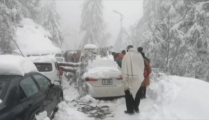 Tragedia w Pakistanie. Śnieg zasypał turystów w samochodach