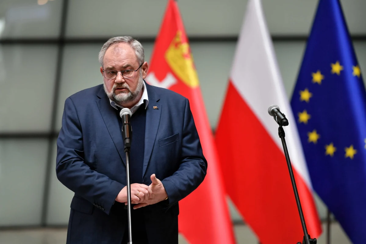 "Chodzi mi o wyjaśnienie, dlaczego zdecydował się on - jak to uznali bardzo trafnie biegli - na indywidualny zamach terrorystyczny, jakie były motywacje co do wyboru ofiary" – mówi w rozmowie z RMF FM Piotr Adamowicz, brat zamordowanego przed trzema laty Prezydenta Miasta Gdańska Pawła Adamowicza. W tym tygodniu kolejna rocznica zbrodni, a w 2022 roku powinien rozpocząć się proces jej sprawcy – Stefana W. Po blisko 3 latach śledztwa uznano ostatecznie, że nie był on całkowicie niepoczytalny i może zostać osądzony i odpowiedzieć za zabójstwo. Jak może wyglądać ten proces? Jaka będzie najważniejsza sprawa do wyjaśnienia przed sądem? O czym pisał Stefan W. w liście, który miał adresować do Adamowiczów? Czy rodzina zabitego prezydenta traktuje je jako wiarygodne? Między innymi o tym z Piotrem Adamowiczem, bratem Pawła Adamowicza, wieloletnim dziennikarzem, a dziś posłem opozycji z Gdańska, rozmawiał Kuba Kaługa. 